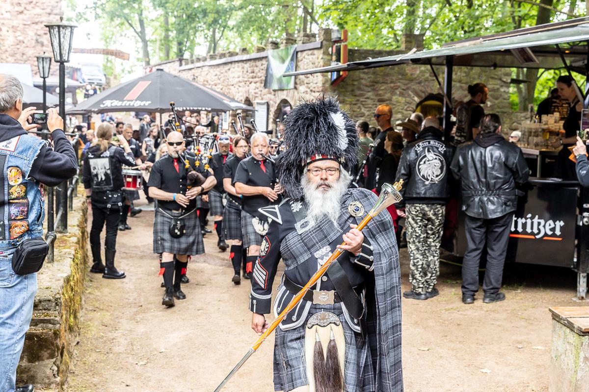 bra 001 01 barbarossa pipes drums 5128